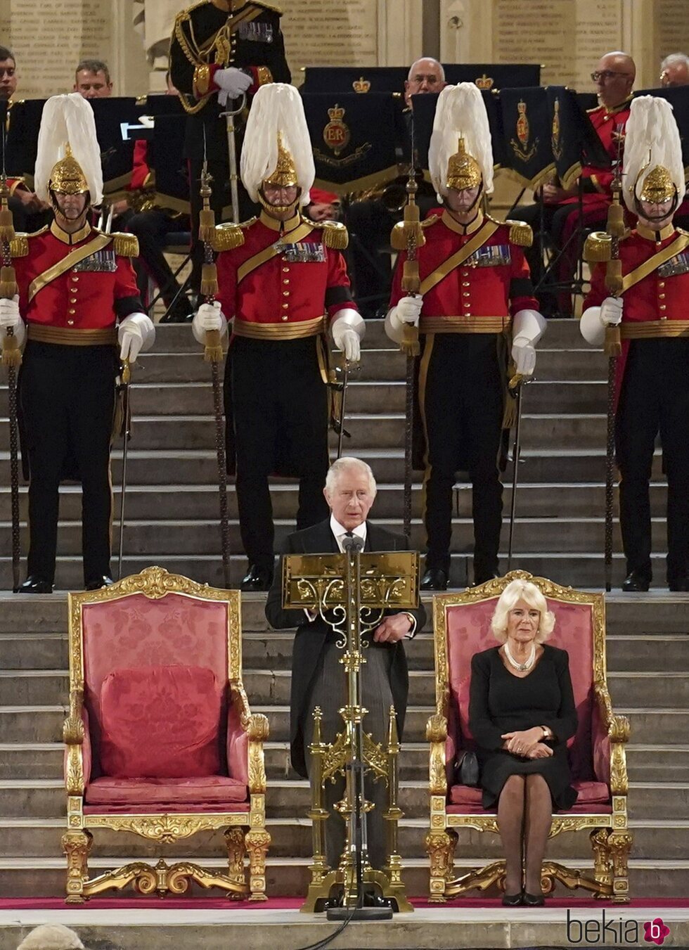 El Rey Carlos III junto a la Reina Camilla en su primer discurso ante el Parlamento como Rey