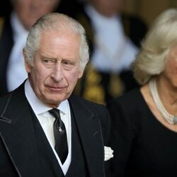 Los Reyes Carlos y Camilla tras el primer discurso de Carlos III como Rey ante el Parlamento