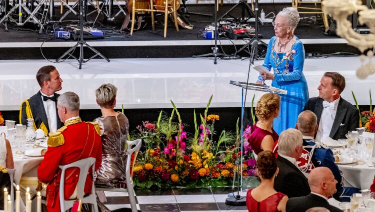 Margarita de Dinamarca dando un discurso en la cena de gala por el 50 aniversario de su reinado