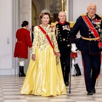 Harald y Sonia de Noruega en la cena de gala por el 50 aniversario de reinado de Margarita de Dinamarca