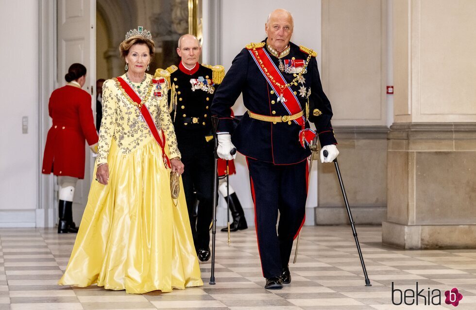 Harald y Sonia de Noruega en la cena de gala por el 50 aniversario de reinado de Margarita de Dinamarca