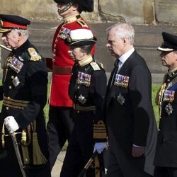 El Rey Carlos III, la Princesa Ana, el Príncipe Andrés y el Príncipe Eduardo en el cortejo fúnebre de la Reina Isabel II en Edimburgo