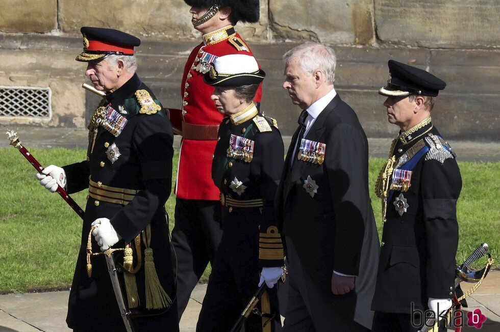 El Rey Carlos III, la Princesa Ana, el Príncipe Andrés y el Príncipe Eduardo en el cortejo fúnebre de la Reina Isabel II en Edimburgo