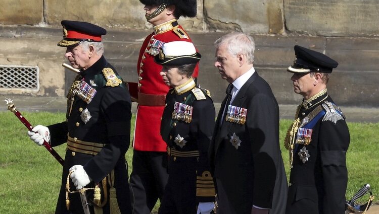 El Rey Carlos III, la Princesa Ana, el Príncipe Andrés y el Príncipe Eduardo en el cortejo fúnebre de la Reina Isabel II en Edimburgo