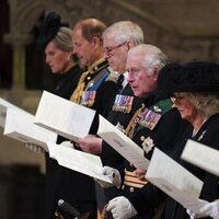 El Rey Carlos, la Reina Camilla, Príncipe Andrés, el Príncipe Eduardo y demás familia en el funeral de Edimburgo por la Reina Isabel