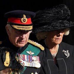 El Rey Carlos y la Reina Camilla en el funeral por la Reina Isabel II en Edimburgo