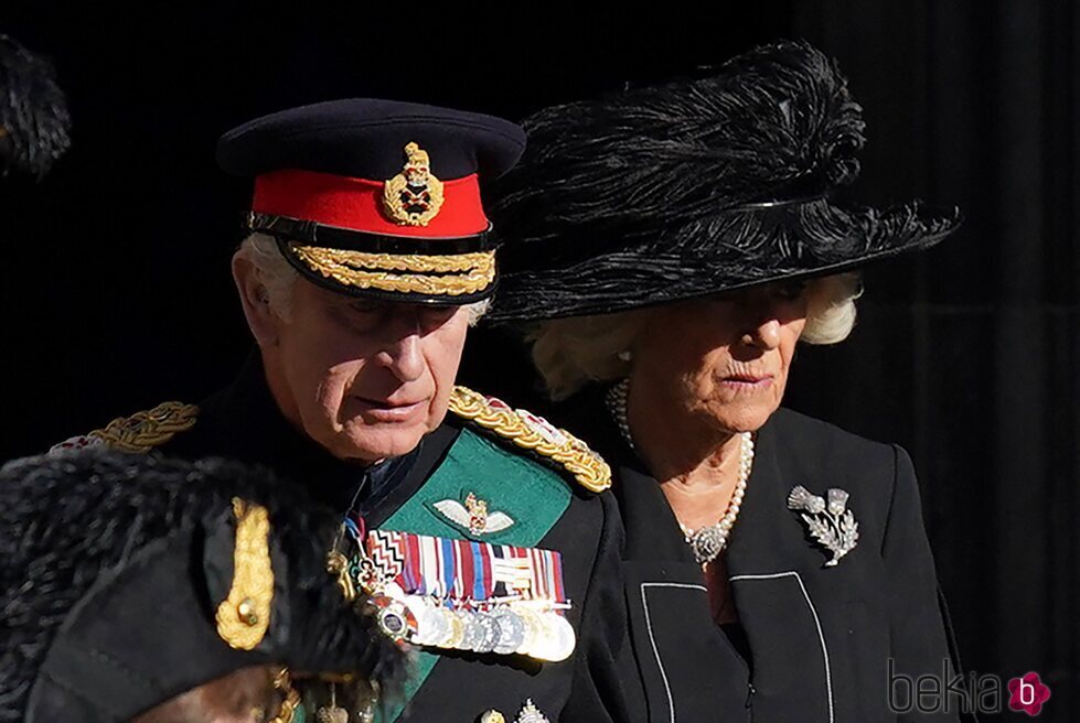 El Rey Carlos y la Reina Camilla en el funeral por la Reina Isabel II en Edimburgo