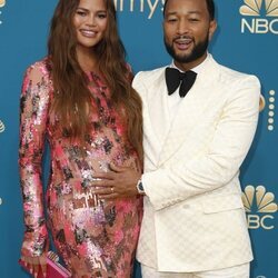 Chrissy Teigen y John Legend en los Premios Emmy 2022