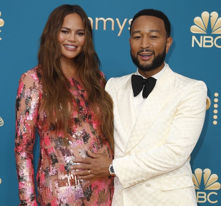 Chrissy Teigen y John Legend en los Premios Emmy 2022