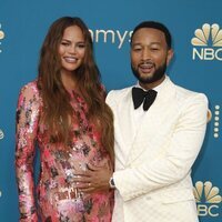 Chrissy Teigen y John Legend en los Premios Emmy 2022