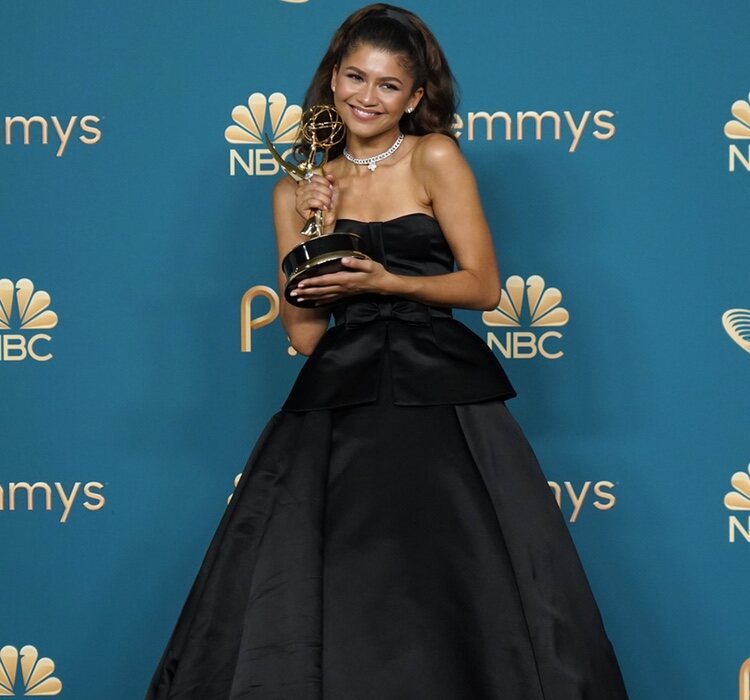 Zendaya posa con su galardón en los Premios Emmy 2022