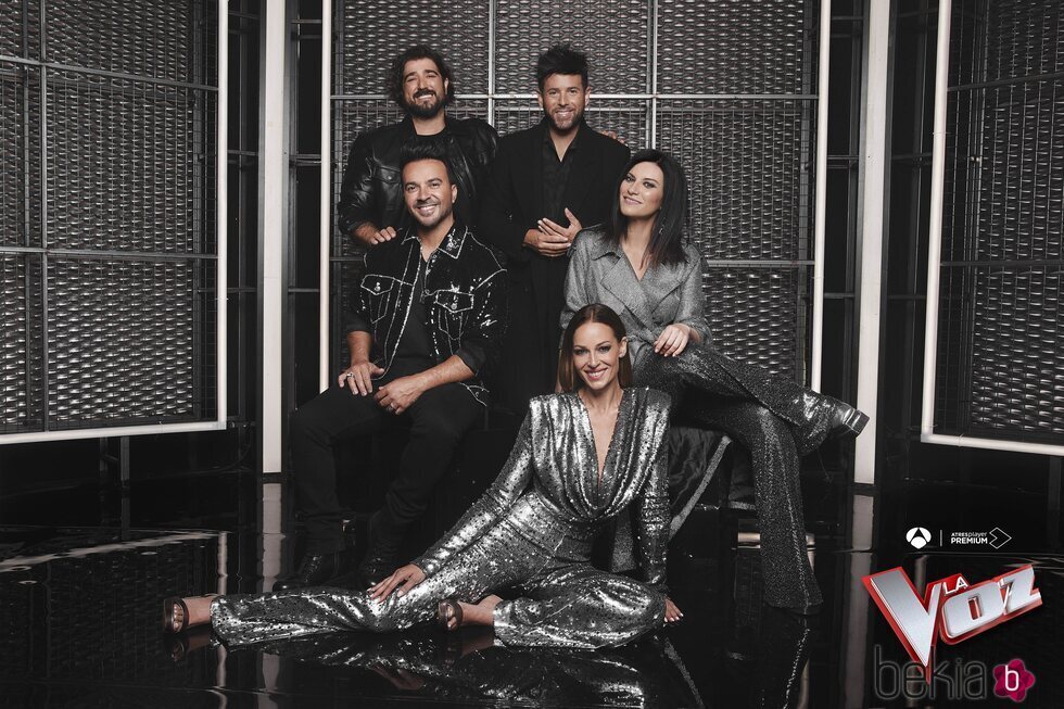 Pablo López, Antonio Orozco, Laura Pausini y Luis Fonsi con Eva González en 'La Voz 2022'