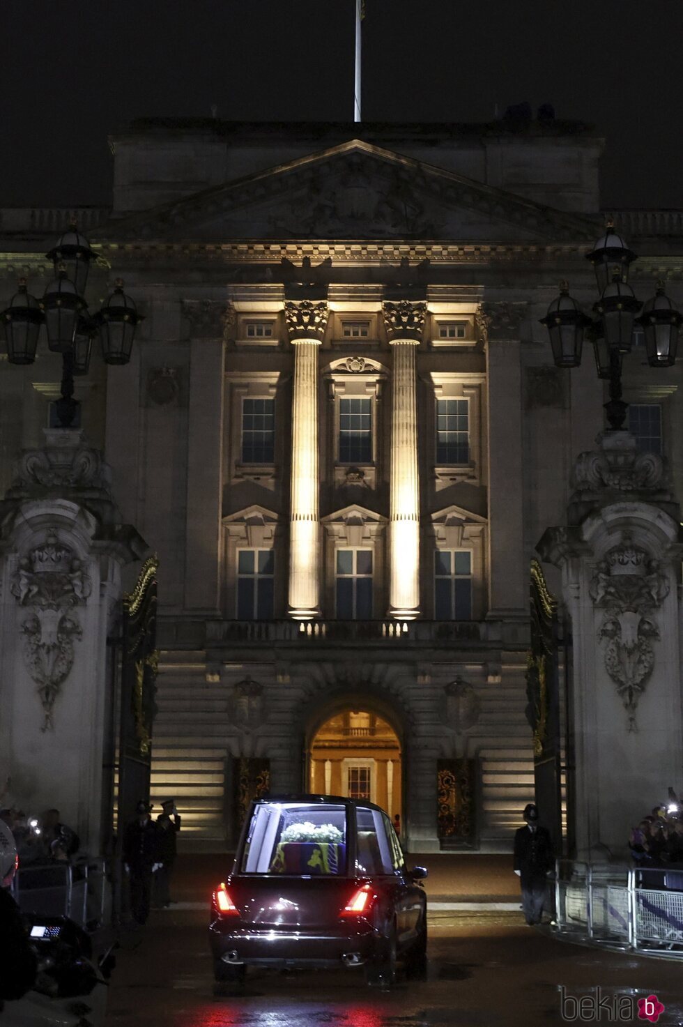 La Reina Isabel II entra por última vez en Buckingham Palace