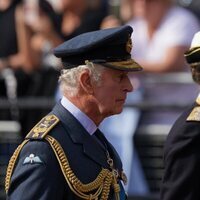 El Rey Carlos III y la Princesa Ana acompañan al féretro de la Reina Isabel II a su salida de Buckingham Palace