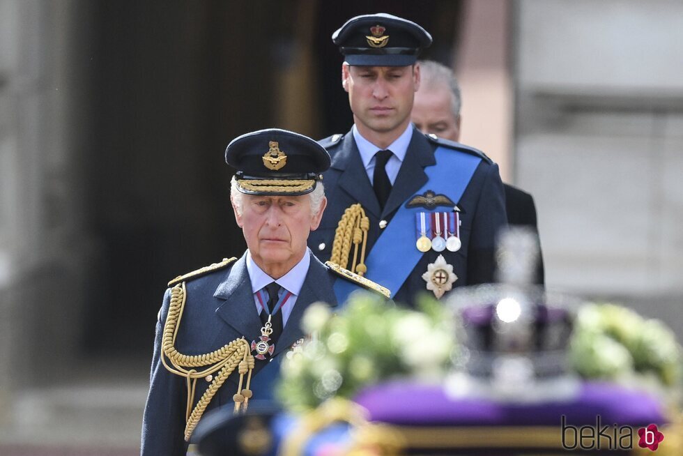 Príncipe Guillermo de Gales y el Rey Carlos III acompañan al féretro de Isabel II