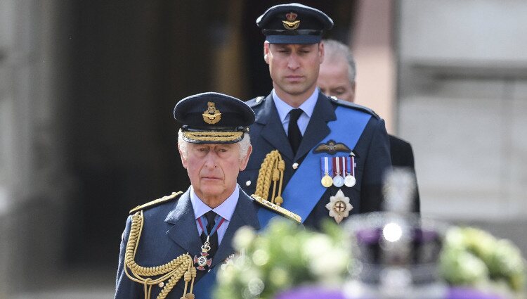 Príncipe Guillermo de Gales y el Rey Carlos III acompañan al féretro de Isabel II