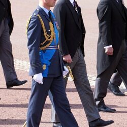 Príncipe Guillermo de Gales y Príncipe Harry acompañando al féretro de Isabel II