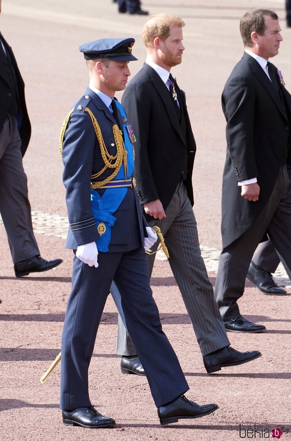 Príncipe Guillermo de Gales y Príncipe Harry acompañando al féretro de Isabel II