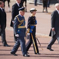 El Rey Carlos III, la Princesa Ana y los Príncipes Andrés y Eduardo acompañan al féretro de Isabel II