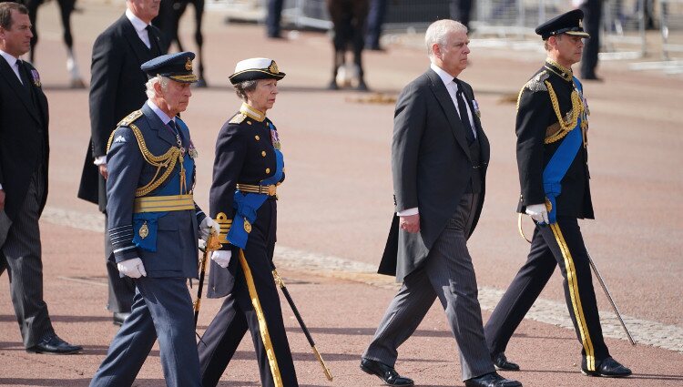 El Rey Carlos III, la Princesa Ana y los Príncipes Andrés y Eduardo acompañan al féretro de Isabel II