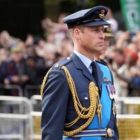 El Príncipe Guillermo de Gales acompaña al féretro de Isabel II en su traslado desde Buckingham Palace