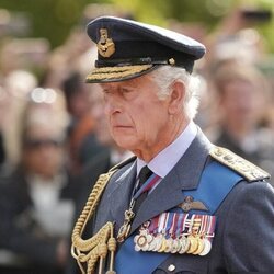 El Rey Carlos III acompaña al féretro de Isabel II en su traslado desde Buckingham Palace