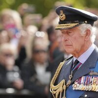 El Rey Carlos III acompaña al féretro de Isabel II en su traslado desde Buckingham Palace