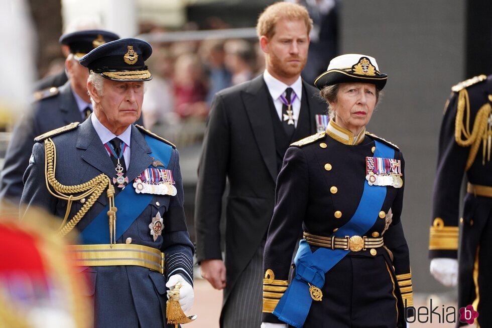 El Rey Carlos III, la Princesa Ana y el Príncipe Harry salen de Buckingham acompañando a la Reina Isabel II