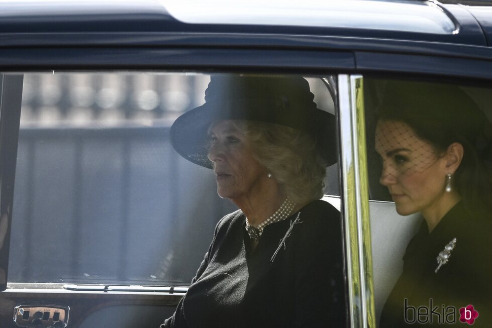 La Reina Camilla y la Princesa de Gales salen de Buckingham acompañando a la Reina Isabel II