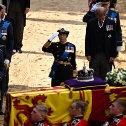 Carlos III, la Princesa Ana y el Príncipe Guillermo hacen el saludo militar ante el féretro de la Reina Isabel II