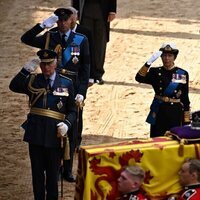 Carlos III, la Princesa Ana y el Príncipe Guillermo hacen el saludo militar ante el féretro de la Reina Isabel II