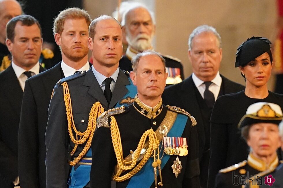 El Príncipe Harry, el Príncipe Guillermo, Meghan Markle y el Príncipe Eduardo acompañando el féretro de Isabel II