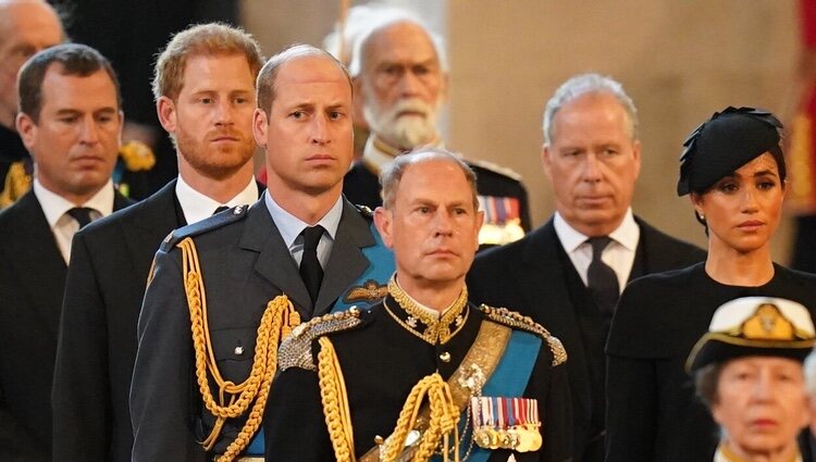 El Príncipe Harry, el Príncipe Guillermo, Meghan Markle y el Príncipe Eduardo acompañando el féretro de Isabel II