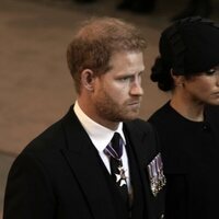 El Príncipe Harry y Meghan Markle en la misa por la Reina Isabel II en Westminster