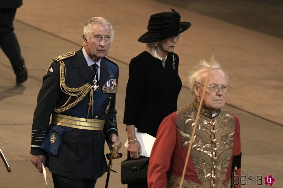 El Rey Carlos III y la Reina consorte Camilla en la misa por la Reina Isabel II en Westminster