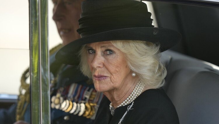 La Reina Camilla abandona Westminster tras la misa por la Reina Isabel II