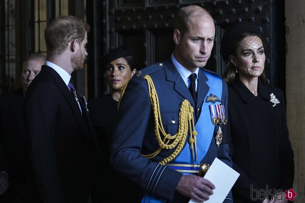 Los Príncipes de Gales y los Duques de Sussex tras la misa por la Reina Isabel II