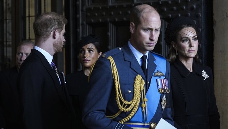 Los Príncipes de Gales y los Duques de Sussex tras la misa por la Reina Isabel II