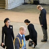 El Príncipe Harry y Meghan Markle haciendo una reverencia ante el féretro de la Reina Isabel II en presencia del Príncipe Guillermo y Kate Middleton