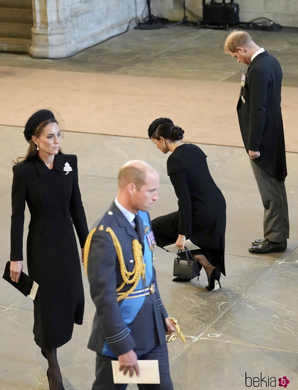 El Príncipe Harry y Meghan Markle haciendo una reverencia ante el féretro de la Reina Isabel II en presencia del Príncipe Guillermo y Kate Middleton