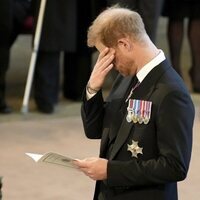 El Príncipe Harry con gesto apenado y Meghan Markle en la misa en Westminster por la Reina Isabel II