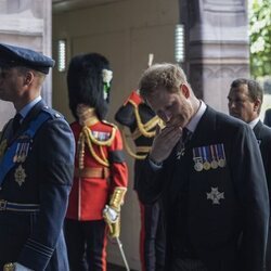 El Príncipe Guillermo y el Príncipe Harry, con gesto triste, en el traslado de Isabel II de Buckingham a Westminster