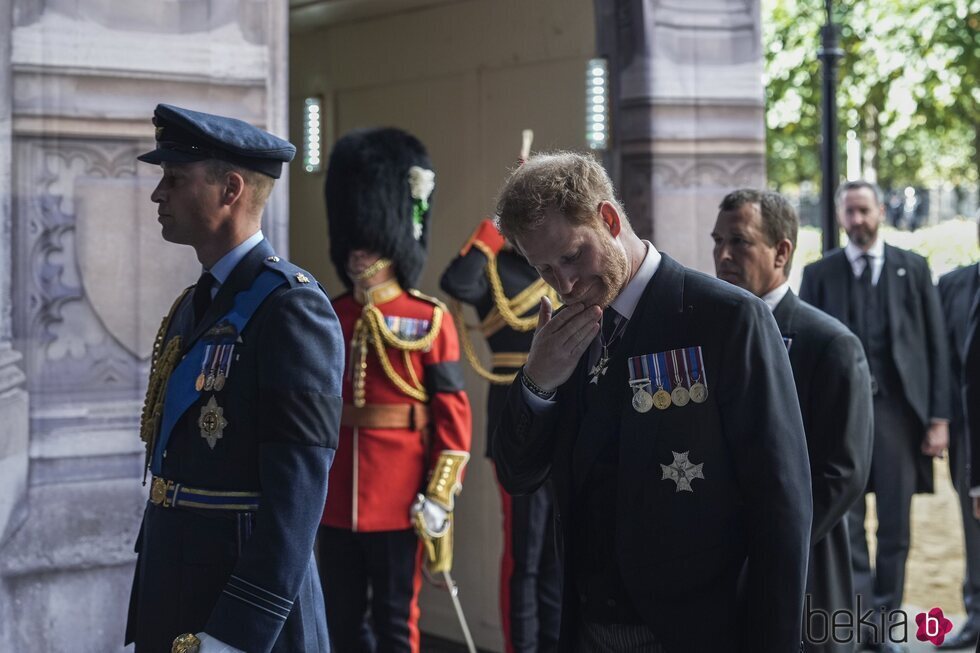 El Príncipe Guillermo y el Príncipe Harry, con gesto triste, en el traslado de Isabel II de Buckingham a Westminster