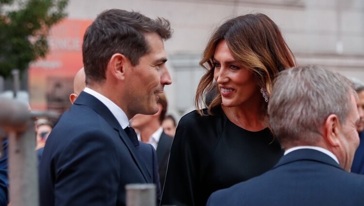 Iker Casillas hablando con Nieves Álvarez en la presentación de la temporada 2022/2023 de RTVE