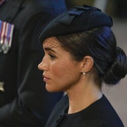 Meghan Markle con unos pendientes de la Reina Isabel II