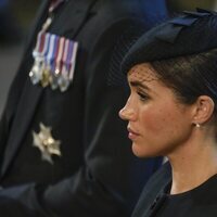 Meghan Markle con unos pendientes de la Reina Isabel II