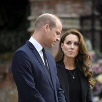 El Príncipe Guillermo y Kate Middleton en Sandrigham viendo los homenajes a la Reina Isabel II