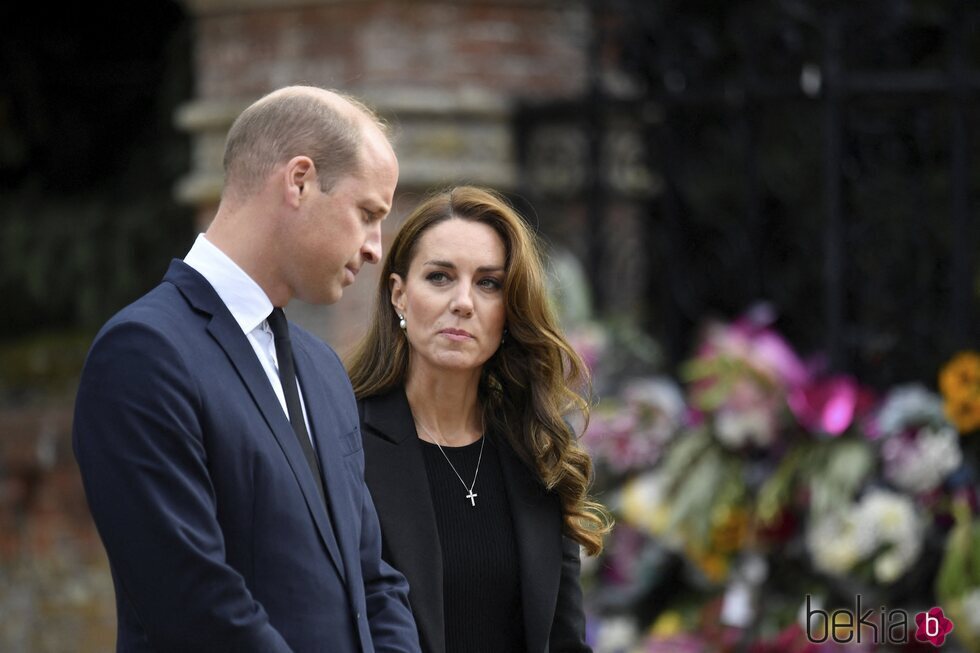 El Príncipe Guillermo y Kate Middleton en Sandrigham viendo los homenajes a la Reina Isabel II