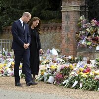 El Príncipe Guillermo y Kate Middleton miran las flores y detalles para Isabel II en Sandrigham