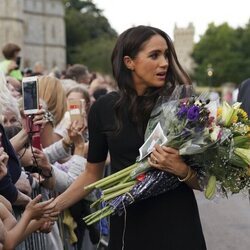 Meghan Markle en las ofrendas florales en Windsor por la Reina Isabel II